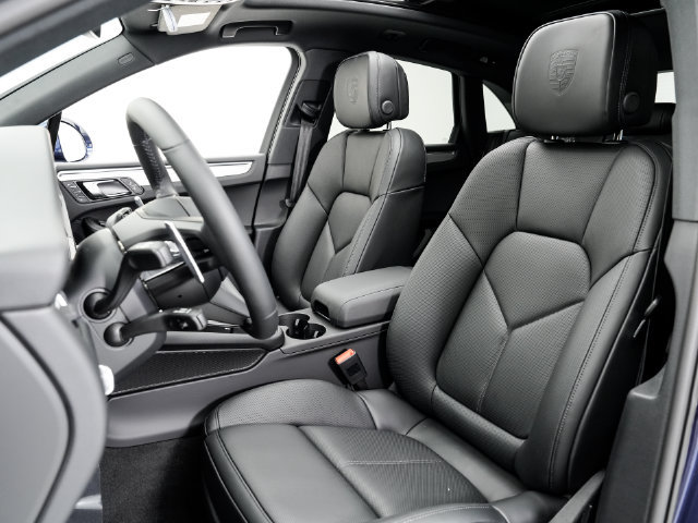 Certified 2026 Porsche Macan AWD/4WD image 5