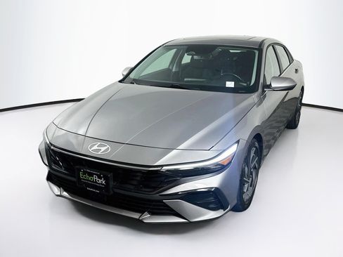 Used 2025 Hyundai Elantra SEL FWD image 3