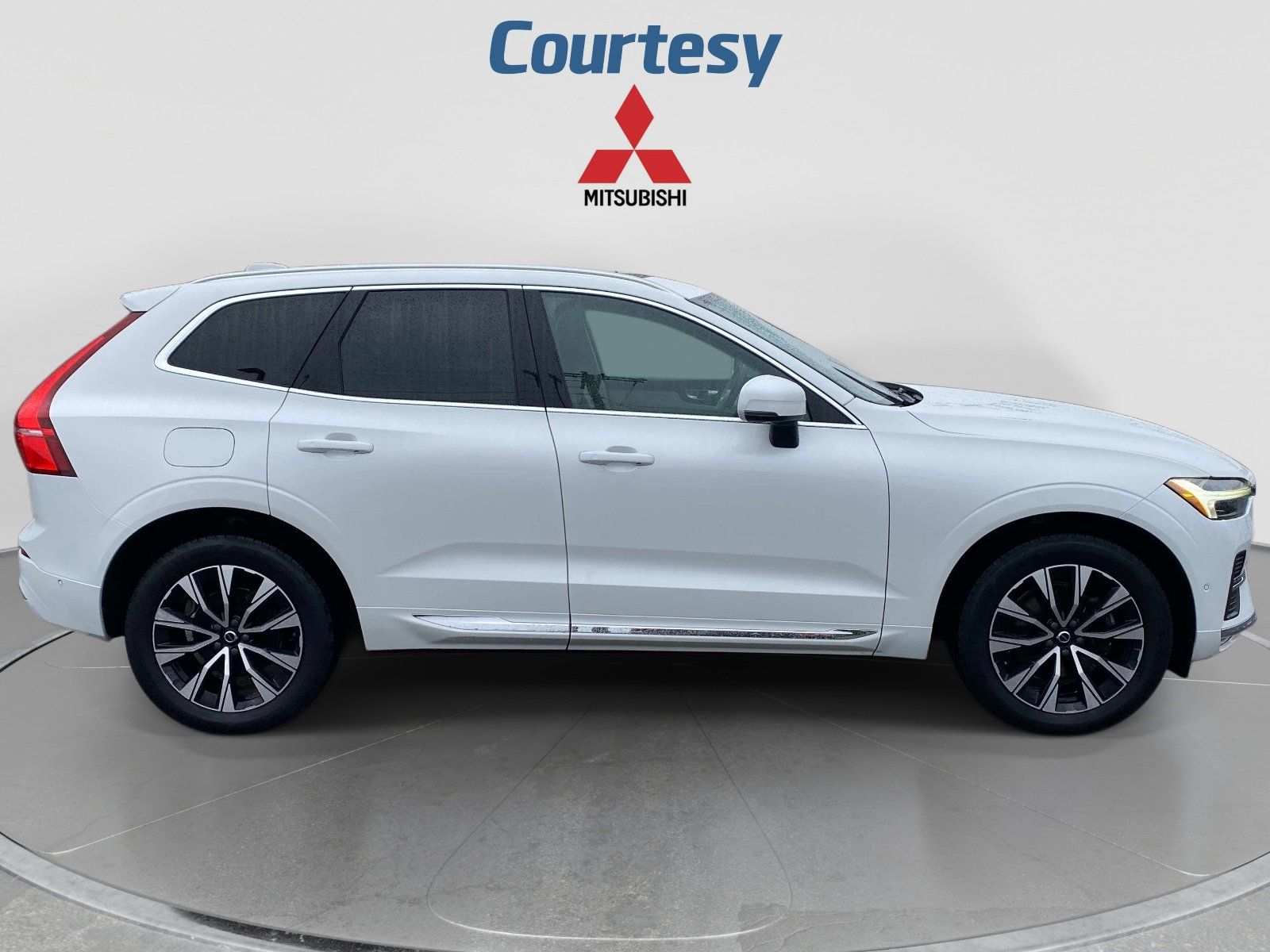 Used 2023 Volvo XC60 B5 Plus AWD/4WD image 9