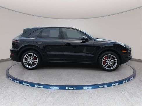 Used 2022 Porsche Cayenne image 3
