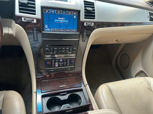 Used 2011 Cadillac Escalade Premium RWD image 16