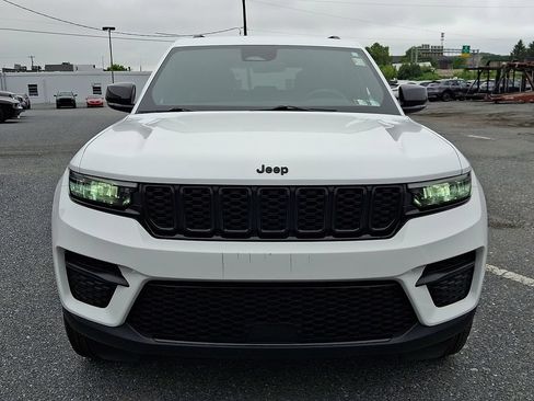 Used 2025 Jeep Grand Cherokee Altitude AWD/4WD image 2