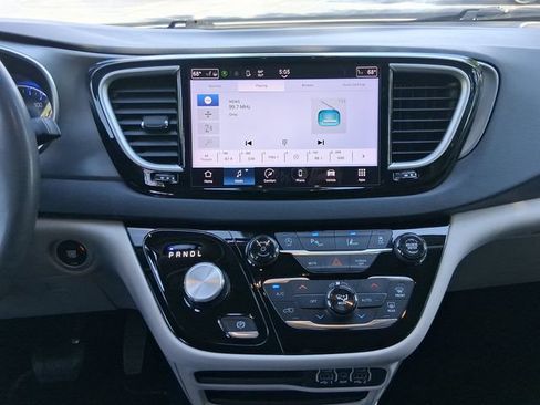 Used 2024 Chrysler Pacifica Touring-L FWD image 23