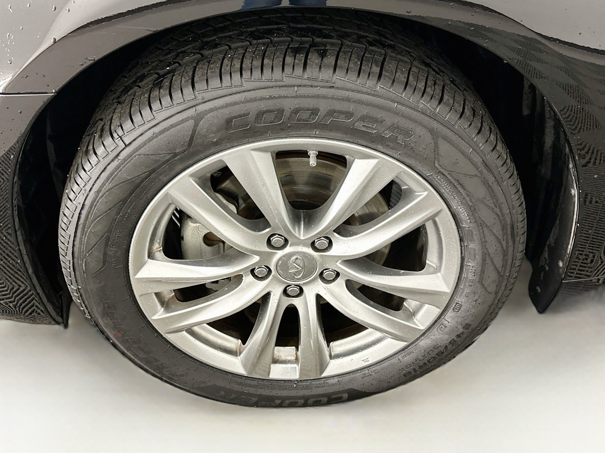 Used 2018 INFINITI Q70 Luxe AWD/4WD image 11