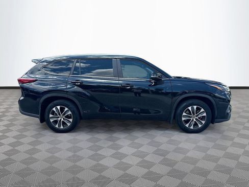 Used 2023 Toyota Highlander XLE FWD image 5