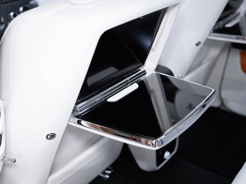 Used 2023 Rolls-Royce Cullinan w/ Cullinan Package image 25