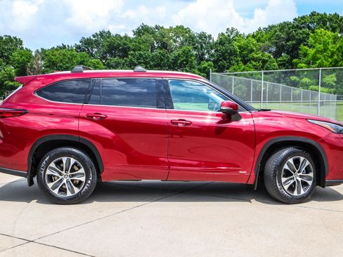Used 2022 Toyota Highlander XLE AWD/4WD image 5