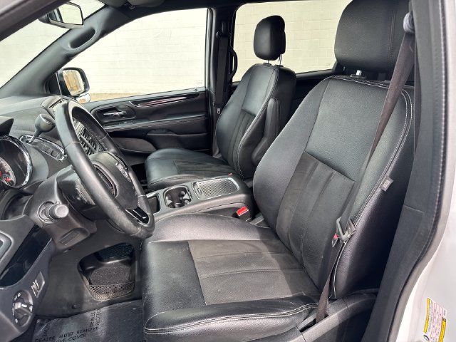 Used 2019 Dodge Grand Caravan SXT w/ Blacktop Package FWD image 9