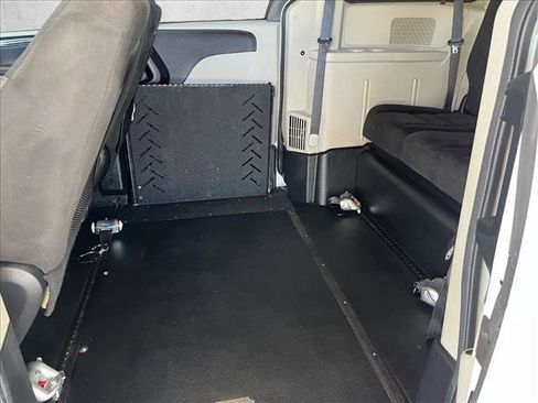 Used 2015 Dodge Grand Caravan SXT image 18