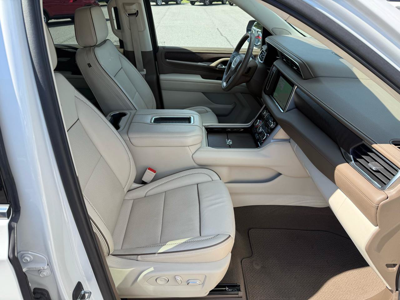 Used 2023 GMC Yukon Denali RWD image 25