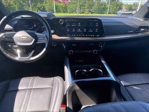 Used 2025 Chevrolet Suburban High Country AWD/4WD image 15