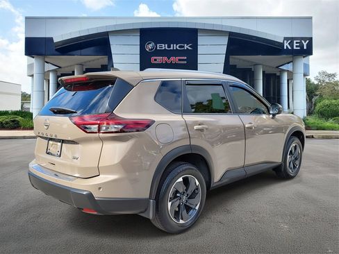 Used 2024 Nissan Rogue SV w/ SV Premium Package image 4