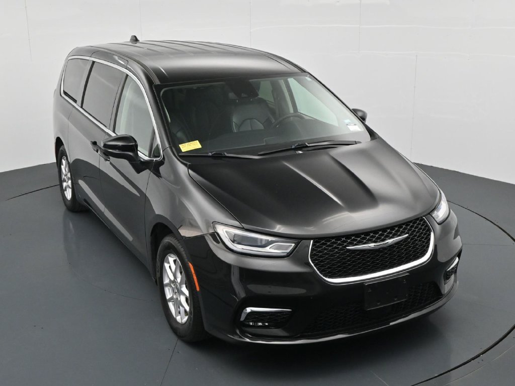 Used 2023 Chrysler Pacifica Touring-L FWD image 18