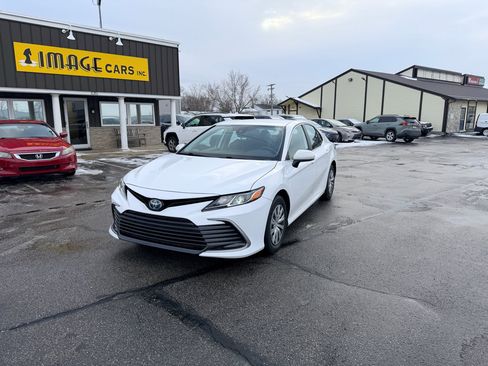 Used 2022 Toyota Camry LE image 2
