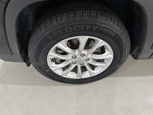 Used 2022 Jeep Cherokee Latitude Lux w/ Mopar Interior Package image 11