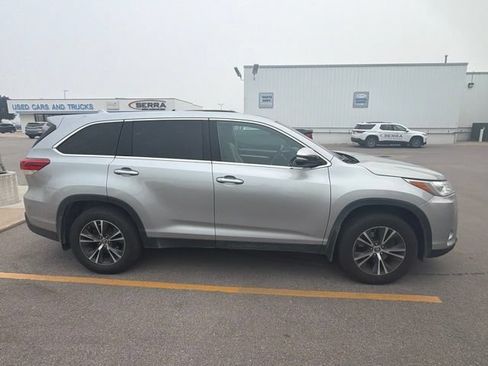 Used 2019 Toyota Highlander Plus AWD/4WD image 4