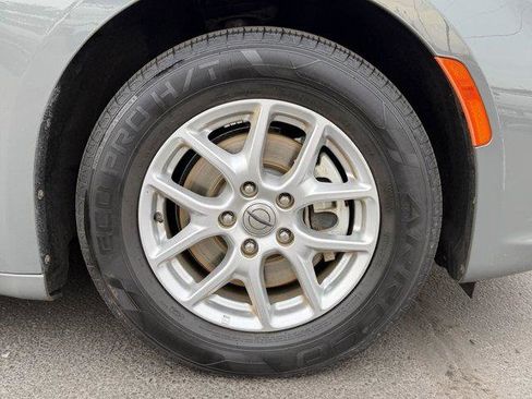 Used 2022 Chrysler Pacifica Touring-L image 10