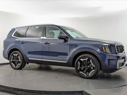 Used 2025 Kia Telluride S FWD image 7