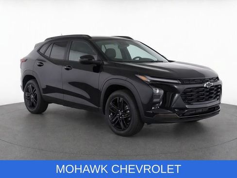 Used 2025 Chevrolet Trax ACTIV w/ Driver Confidence Package FWD image 2