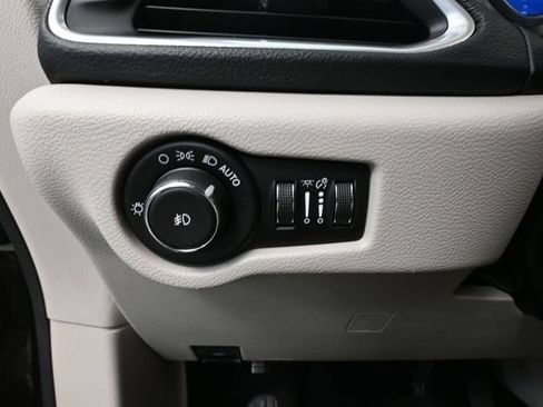 Used 2018 Chrysler Pacifica Limited FWD image 31