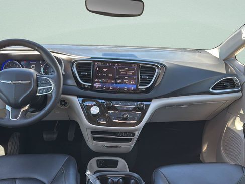 Used 2024 Chrysler Pacifica Touring-L FWD image 23