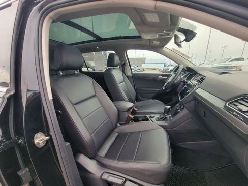 Used 2020 Volkswagen Tiguan SE w/ Panoramic Sunroof Package image 8
