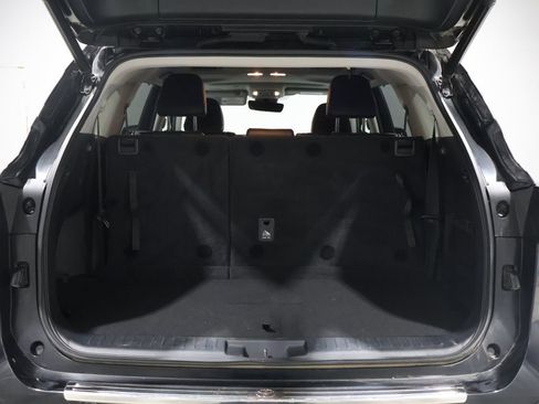 Used 2023 Toyota Highlander XLE image 5