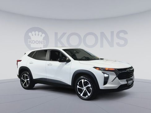 Used 2024 Chevrolet Trax RS w/ Driver Confidence Package FWD image 2