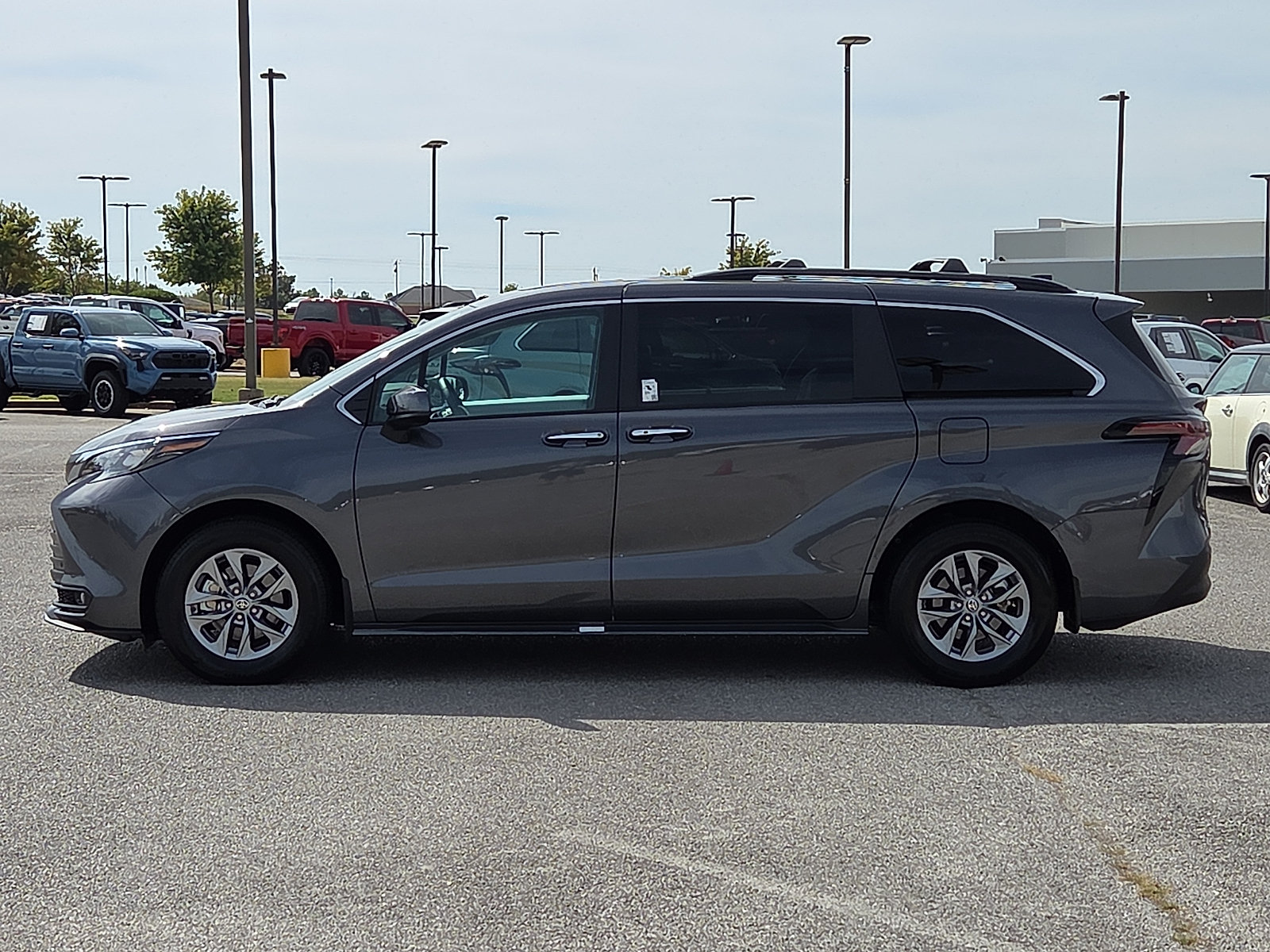 Used 2025 Toyota Sienna XLE FWD image 3