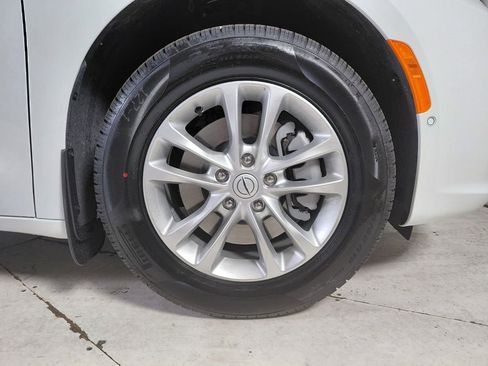 New 2026 Chrysler Pacifica Select AWD/4WD image 9