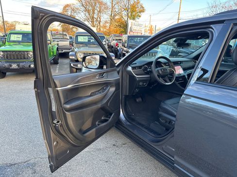 New 2025 Jeep Grand Cherokee Limited w/ Black Appearance Package image 11