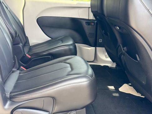 Used 2023 Chrysler Pacifica Touring-L FWD image 15