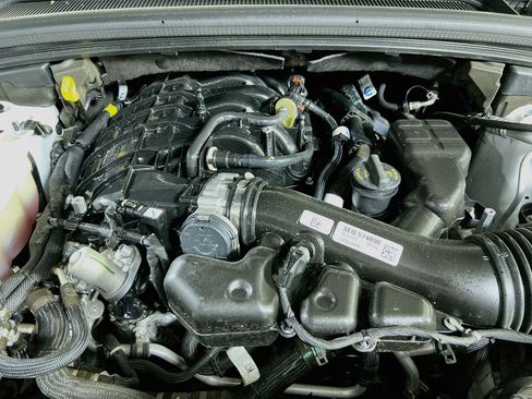 Used 2023 Jeep Grand Cherokee Laredo w/ Luxury Tech Group I image 28