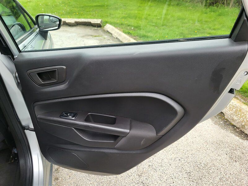 Used 2013 Ford Fiesta SE FWD image 18