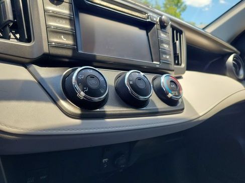 Used 2014 Toyota RAV4 LE FWD image 31