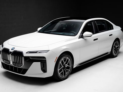 Used 2026 BMW 740i RWD image 5