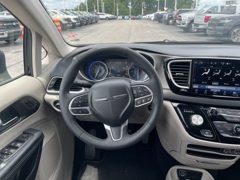 Used 2023 Chrysler Pacifica Touring-L FWD image 16