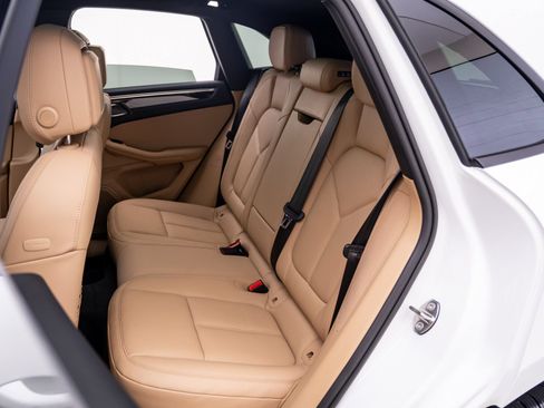 Certified 2026 Porsche Macan AWD/4WD image 17