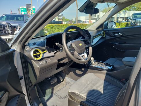 Used 2025 Chevrolet Trax LT w/ Driver Confidence Package image 9