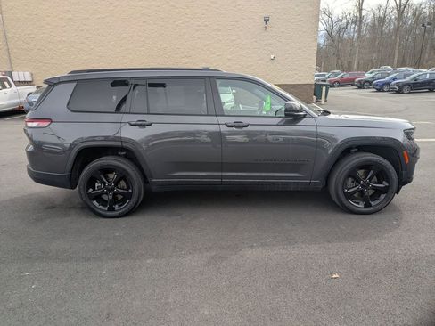 Used 2023 Jeep Grand Cherokee L Laredo image 4