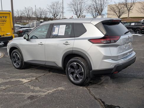 Used 2024 Nissan Rogue SV image 7