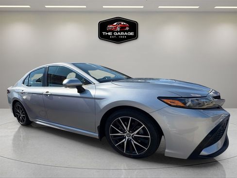 Used 2022 Toyota Camry SE w/ Cold Weather Package image 9