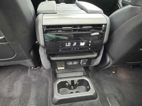 Used 2025 Jeep Wagoneer Series II w/ Convenience Group I AWD/4WD image 9