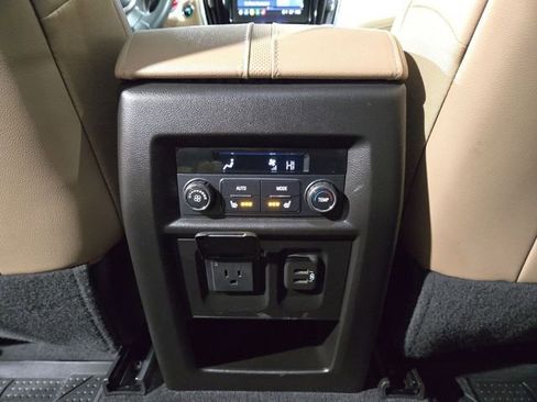 Used 2023 Chevrolet Traverse Premier image 34
