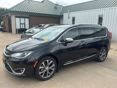 Used 2017 Chrysler Pacifica Limited FWD image 4