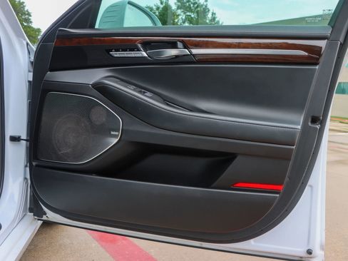 Used 2018 Genesis G90 3.3T Premium RWD image 10