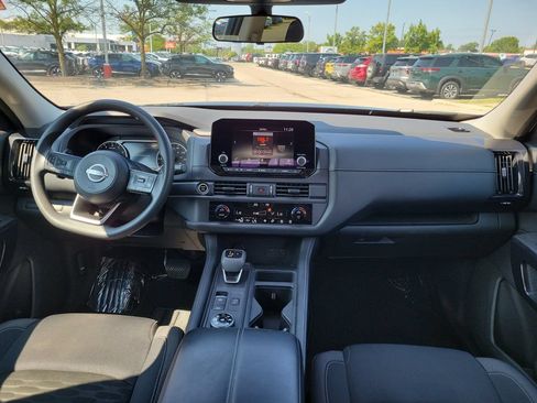 Used 2024 Nissan Pathfinder S AWD/4WD image 9