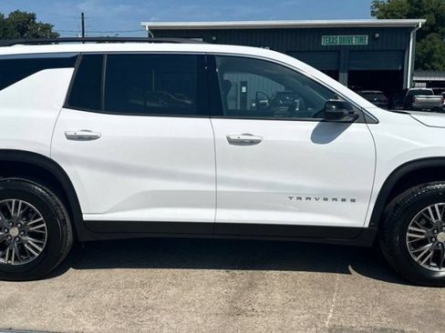 Used 2026 Chevrolet Traverse LT AWD/4WD image 3