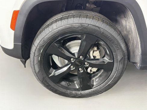 Used 2023 Jeep Grand Cherokee Altitude AWD/4WD image 33