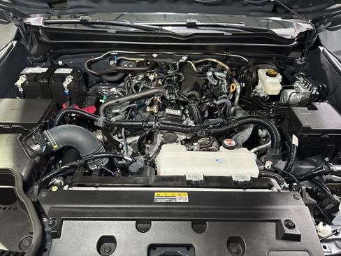 Used 2025 Toyota Tacoma SR5 AWD/4WD image 5